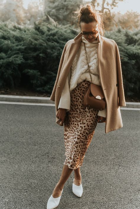 Winteroutfits Chic, Elegante Y Chic, Leopard Print Skirt, Mode Casual, Camel Coat, 가을 패션, Print Skirt, Mode Inspiration, Outfit Casual