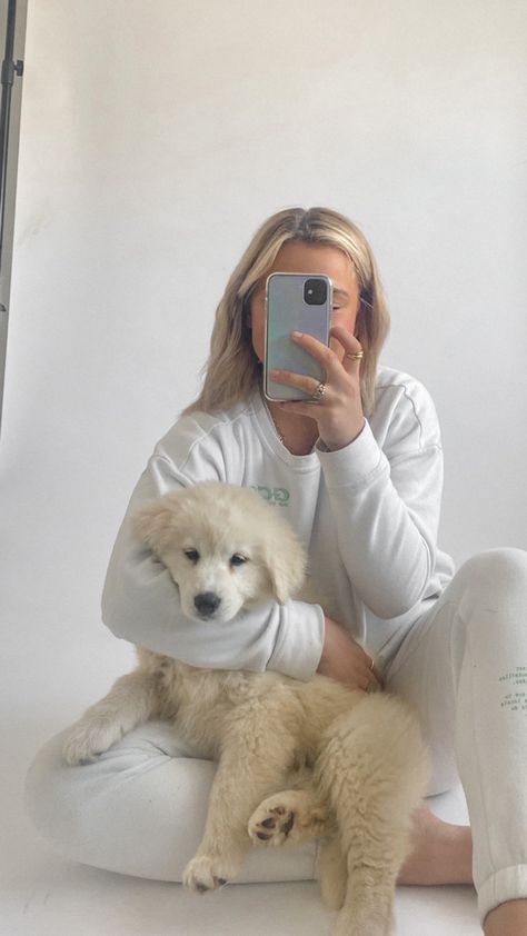 Girl And Dog Aesthetic, Poses With Puppy, Puppy Photo Ideas, Work Aesthetic, Puppy Pose, Golden Puppy, Dog Selfie, Selfie Time