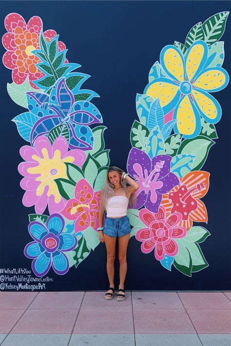 Wall Painting For Fashion Designer, Wall Murals Painted Outdoor Brick, Selfie Walls Ideas, Butterfly Wall Paint, Retail Selfie Wall, Butterfly Selfie Wall, Cool Mural Ideas, Butterfly Mural Wall Painting, Selfie Mural Ideas