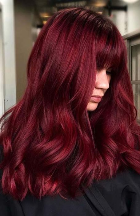 30 Sexy Dark Red Hair Ideas for 2023 - The Trend Spotter Wine Red Hair Color, Pelo Color Vino, Vibrant Red Hair, Red Hair Trends, Wine Hair Color, Dark Red Hair Color, Red Hair Looks, Wine Red Hair, Red Hair Inspo