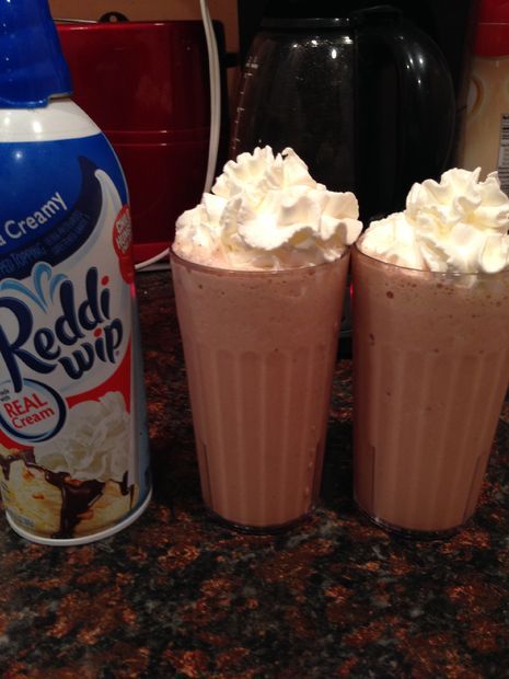 Chocolate Milkshake with Chocolate Ice Cream Choc Milkshake, Yummy Milkshake Recipes, Homemade Chocolate Syrup, Best Milkshakes, Make Your Own Chocolate, Oreo Milkshake, American Desserts, Chocolate Pastry, Roasted Strawberries