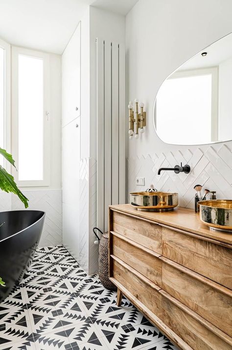 Inspiring Bathrooms With Geometric Tiles 1 Bathroom With Geometric Tile, Pattern Bathroom Tile, Geometric Tiles Bathroom, Inspiring Bathrooms, Moroccan Tile Bathroom, Tile Bathroom Floor, Hampton Style Home, Black Wall Tiles, Monochrome Bathroom