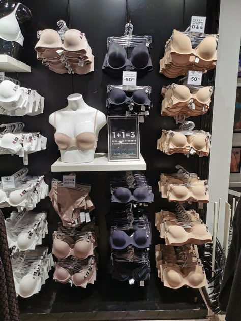 Boutique Display Ideas Retail Stores, Bra Display, Display Ideas Retail, Boutique Display Ideas, Lingerie Store Design, Boutique Store Displays, Bridal Boutique Interior, Clothing Store Design, Store Design Boutique