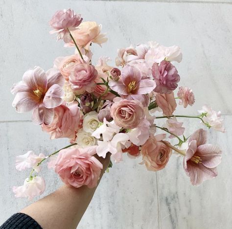 Ranunculus Bridal Bouquet, Sweet Pea Bouquet, Flower Recipes, Nyc Florist, Wedding Flowers Tulips, Natural Ombre, Mauve Wedding, Modern Wedding Flowers, Extravagant Wedding