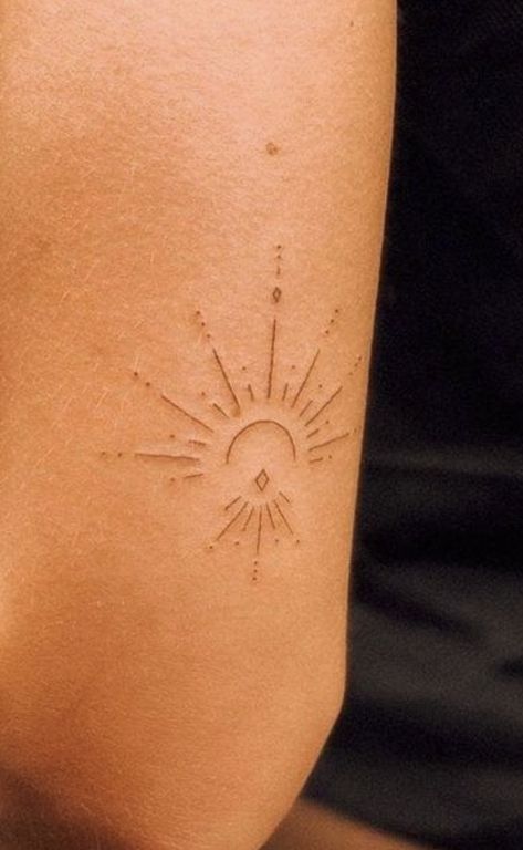 Word Tattoo With Design, Half Sun Tattoo Simple, Sun Back Tattoo, Sunburst Tattoo, Half Sun Tattoo, Inner Elbow Tattoos, Sunrise Tattoo, Tattoo Sonne, Boho Tattoos