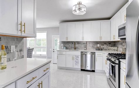 White cabinet kitchen with marble tile floors and marble backsplash Marble Tile Kitchen Floor, White Marble Kitchen Ideas, White Marble Floor Kitchen, Kitchen Ideas Marble, Marble Kitchen Ideas, Friend Projects, Sandstone Kitchen, Backsplash Options, Marble Floor Kitchen