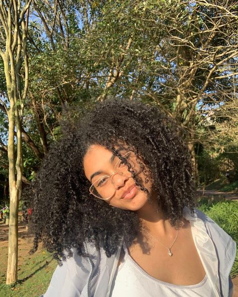 Curls And Glasses, Glasses And Curly Hair, Curly Hair And Glasses, Medium Curls, Pelo Afro, Natural Curls Hairstyles, Coily Hair, Curly Hair Inspiration, Afro Hairstyles