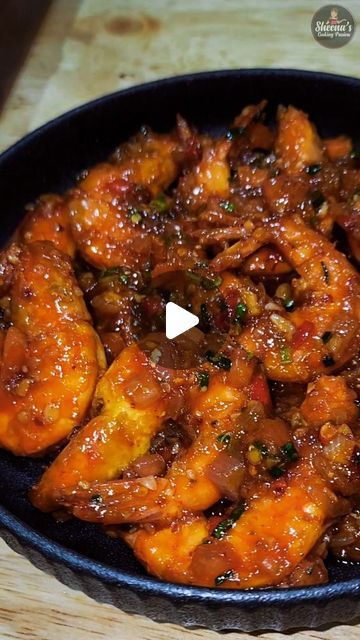 19K views · 1.8K likes | Sheena's Cooking Passion on Instagram: "Happy Weekend all,  Its 8th Anniversary of SCP today 🥳. It has been a long way. Anyhow, we are making Chili Prawns. Its super simple and sedap. Always remember not to overcook you prawns. Hapyp trying 🤗  Recipe 28/150  Chili Prawns By Sheena  Ingredients :-  1/2 kg prawns (marinated with 1/2 ts turmeric powder, some salt and 3 ts corn flour)  1 onion (finely chopped) 2 cm ginger (finely chopped) 4 cloves garlic (finely chopped) 8 cili padi (finely chopped) 1/2 tomato (seeds removed) Handful coriander leaf  Handful spring onions 2 tbs oyster sauce 2 tbs thai chili sauce 2 tbs dried chili paste Salt  1 ts sugar 1/2 cup water  Method :-  1. In a pan, heat up oil and shallow fry prawns, each side for 1 minute 2. Strain prawns f Prawns Fry Recipe, Making Chili, Prawns Fry, How To Make Chili, Thai Chili Sauce, Thai Chili, Corn Flour, Spring Onions, Malaysian Food