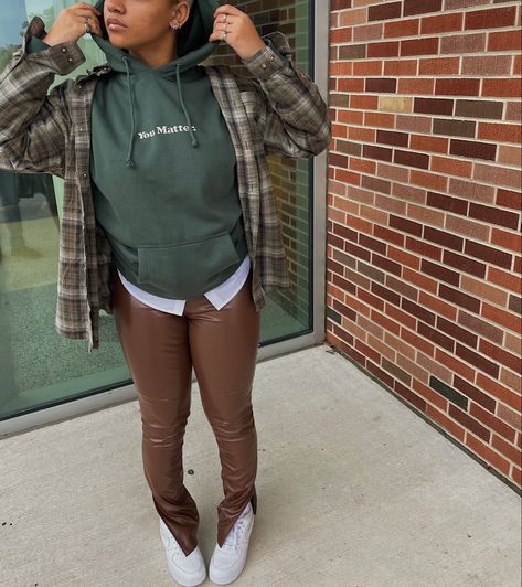 You Matter Hoodie Outfits, Flannel And Hoodie Outfits Women, Brown Leather Pants Outfit Casual, Brown Leather Pants Outfit Winter, Flanel Outfit, Green And Brown Outfit, Green Leather Jacket Outfit, Green Sweatshirt Outfit, White Sweatshirt Outfit