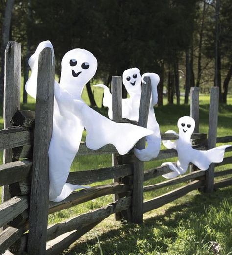 30+ Spooky Ideas to Decorate Front Gate, Fence for Halloween 2020 Halloween Fence, Spooky Eyes, Halloween Ghost Decorations, Ghost Decoration, Front Gates, Boo Ghost, Friendly Ghost, Fence Decor, Very Scary