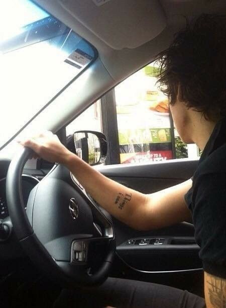 harry styles driving Harry Styles Driving, Harry Styles 2013, Harry Styles Imagines, Harry Styles Cute, Haikou, Frat Boy, Harry Styles Pictures, Harry Styles Photos, Mr Style