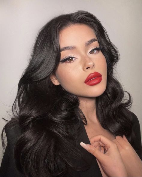 Trucco Glam, Red Makeup Looks, Feminine Makeup, Red Lips Makeup Look, Maquillage On Fleek, Classy Makeup, Red Lipstick Makeup, Red Dress Makeup, Red Lip Makeup