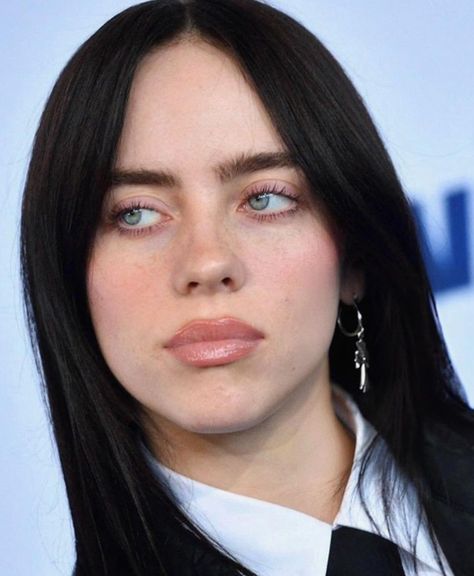 Billie Eilish Close Up Face, Billie Elish Make Up Looks, Billie Eilish Close Up, Billie Eilish With Eyeliner, Billie Eilish Forehead, Billie Eilish Eyebrows, Billie Eilish No Makeup, Billie Eilish Reference, Billie Eilish Nose