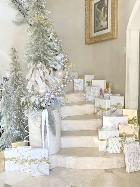 White Christmas Decorations Elegant, Winter Wonderland Christmas Decorations, White Christmas Theme, Silver Christmas Decor, White Christmas Decorations, Christmas Stairs Decorations, Christmas Stairs, Chirstmas Decor, Christmas Staircase