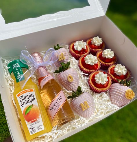 Mother’s Day Mimosa Boxes, Mother’s Day Treat Gift, Mother’s Day Dessert Box Ideas, Mothers Day Strawberries Boxes, Mother’s Day Strawberries, Mother’s Day Treats, Mothers Day Treats, Dessert Boxes Packaging, Treats Business