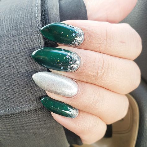 Green nails 💚 Emerald Nails With Silver, Silver And Emerald Nails, Green Nails With Silver Glitter, Emerald Green Nails With Silver, Emerald Green And Silver Nails, Green And Silver Nail Designs, Green And Silver Nails, Sliver Nails, Silver Acrylic Nails