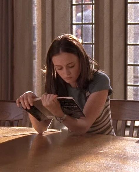 rory gilmore, gilmore girls, downtown, cozy, aesthetic Rory Gilmore Reading List, Rory Gilmore Reading, Team Logan, Lorelai Gilmore, Rory Gilmore, Studying Inspo, School Motivation, Reading List, What’s Going On