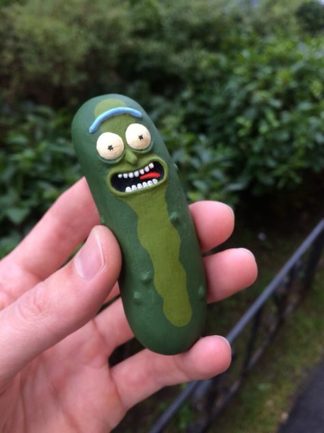 Clay Pickle Rick, Anime Polymer Clay Ideas, Pickle Rick Clay, Clay Present Ideas, Clay Rick And Morty, Small Clay Art, Cool Clay Sculptures, Clay Art Projects Sculpture, Small Present Ideas