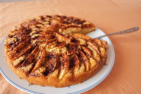 Eplekake (Norwegian Apple Cake) - Scandinavian Cookbook Norwegian Apple Cake Recipe, Norwegian Apple Cake, Authentic Norwegian Recipes, Norwegian Cake Recipe, Success Cake, Norwegian Cake, Rhubarb Meringue Pie, Ice Cream Vanilla, Scandinavian Recipes