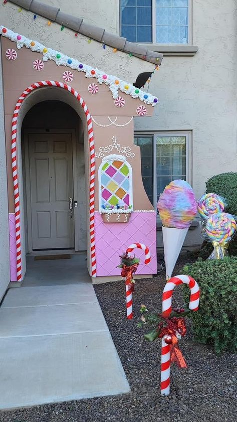 Diy Gingerbread House Lifesize, Ginger Bread Cubicle Decorations, Candyland Christmas Yard, Christmas Candy House Decorations, Candy Land Christmas Lights, Gingerbread Candyland Christmas Decor, Christmas Candy Land Theme Outdoor, Candy Land Outdoor Decor, Candyland Christmas Decorations Indoor