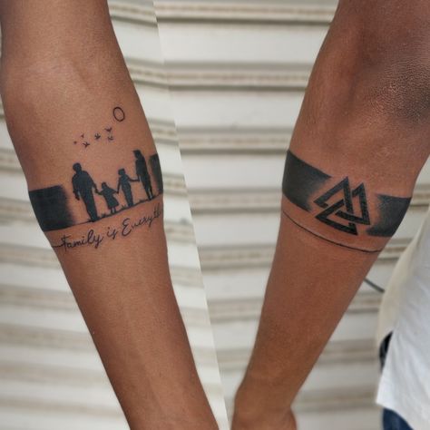 Family Band Tattoo, Tattoo Mom Dad, Hand Band Tattoo, Parents Tattoo, Feather Tattoo For Men, Band Images, Mom Dad Tattoo Designs, Tattoo Mom, Wrist Band Tattoo