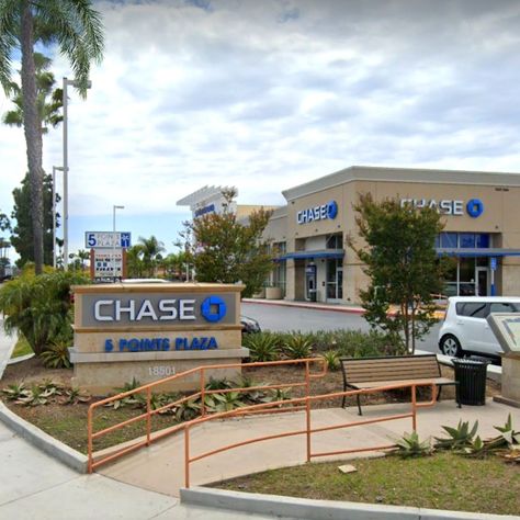 💵🏦 Looking for a local #Chase Bank in Huntington Beach? Look no further than 5 Points Plaza! On the corner of Main St. off of Beach Blvd. @5pointsplazahb Drive Through & ATM Available! #Chase #ChaseBanking #LocalATM Convince Store, Bank Atm, Chase Bank, Surf City, On The Corner, Drive Through, Huntington Beach, Beach Look, Maine