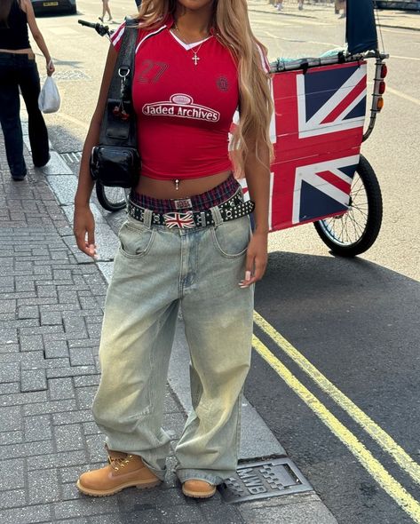 2000s Fashion Street Style, Street West Outfits, Street Wear Skirt Outfit, Streetwear Must Haves, Drip Outfit Women, Timberland Shoes Outfit, Timberlands Outfits Women, Outfit With Timberlands, American High Street Style