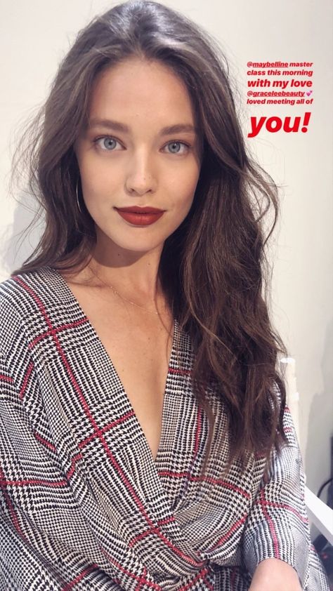 Emily DiDonato Dark Skin Light Hair, Pale Skin Makeup, Emily Didonato, Pretty Blue Eyes, Hair Tutorials For Medium Hair, Curly Hair Women, Makati, Pretty Eyes, French Girl