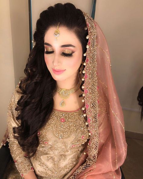 Ace the 2021 Bridal look using Diva Divine's Bridal Hair extensions Dupatta On Head, Pakistani Bride Hairstyle, Pakistani Wedding Hairstyles, Lehenga Hairstyles, Pakistani Bridal Hairstyles, Hairstyles For Indian Wedding, Pakistani Bridal Makeup, Wedding Hairstyles Bridesmaid, Engagement Hairstyles