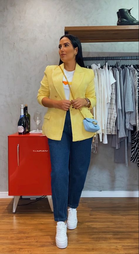 Blazer Amarillo Outfit, Mustard Blazer Outfit, Outfits Verdes, Blazer And Sneakers Outfit, Blazer Outfits For Women Casual, Yellow Blazer Outfit, Outfit Informal, Suits And Sneakers, Fashionable Work Outfit