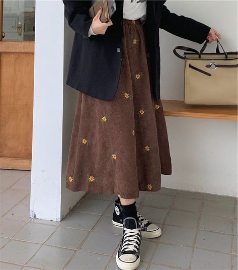 Courdory Midi Skirt, Cordrouy Skirt Outfit, Long Courdory Skirt Outfit, Cute Plus Size Fall Outfits For Women, Corduroy Midi Skirt Outfit, Long Corduroy Skirt Outfit, Simple Vintage Outfits, Fall Work Outfits For Women Plus Size, Plus Size Fashion For Women Winter