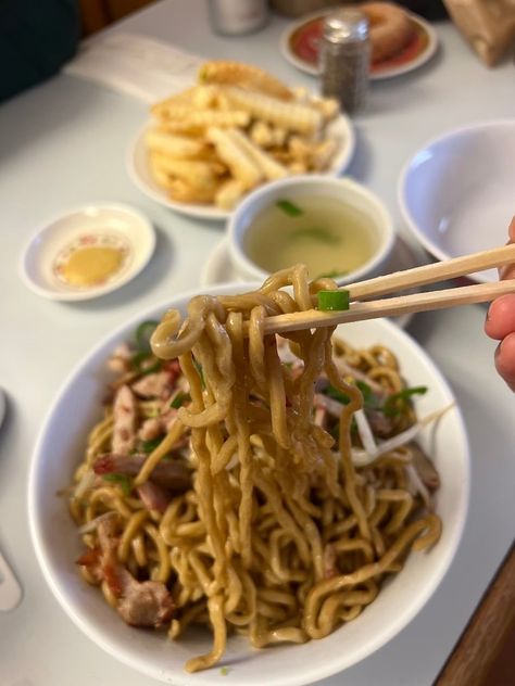 11 Noodle Dishes You'll Find in Hawaiʻi - Hawaii Magazine Hawaiian Noodles Recipe, Hawaiian Noodles, Somen Salad, Chicken Long Rice, Crispy Chow Mein Noodles, Vegan Pho, Hawaii Magazine, Asian Meals, Stir Fry Rice