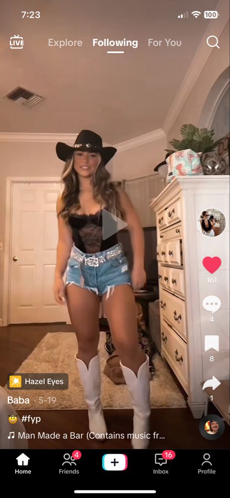 Baddie Western Outfits, Rodeo Party Outfit, Buckle Bunny Outfits, Rodeo Wife, Cowgirl Coachella, Latina Fits, Western Glam Outfit, Rodeo Fits, Vaquera Fits