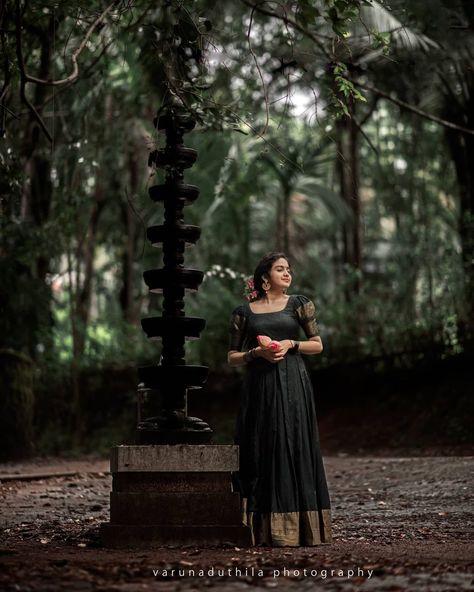 Devika Sanjay stills in traditional Kerala dress - South Indian Actress Kerala Skirt And Top Designs Black, Kerala Skirt And Top Designs, Kerala Skirt And Top, 19th Century Fashion Women, Onam Shoot, Devika Sanjay, Onam Outfits Ideas, Full Skirt And Top, Wedding Photography Presets