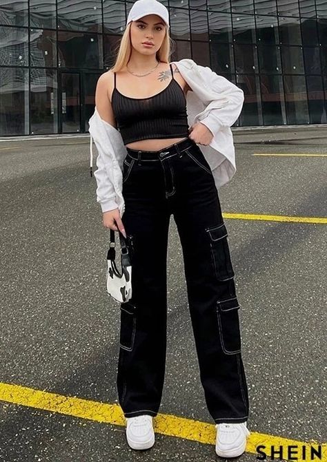 Black Cargo Pants With White Stitching Outfit, Black Cargo Pants White Stitching Outfit, How To Style Black Cargo Pants With White Stitching, Black Cargo Jeans Outfit, Black Cargo Pants Outfit Women, Cargo Outfits, White Cargo Pants, Outfits Con Jeans, Black Jeans Outfit