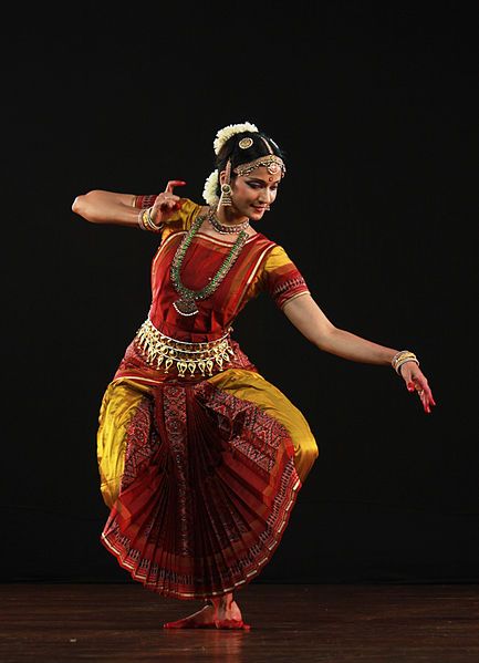 Bharata Natyam (Tamil: பரதநாட்டியம்) is a classical Indian dance form that is popular and nurtured in the Indian state of Tamil Nadu. Bharatanatyam Costume, Bharatanatyam Dancer, Indian Classical Dancer, Bharatanatyam Poses, Dance Of India, Dance Pose, Dancer Pose, Indian Classical Dance, Dance Photography Poses