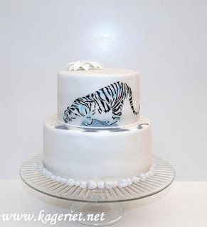 Tiger cake. Needs more, but I like the tiger. White Tiger Cake, Cakes Gone Wrong, Cat Cakes, Tiger Cake, Cat Cake, Gone Wrong, White Tiger, Garbage Can, Cake Cake