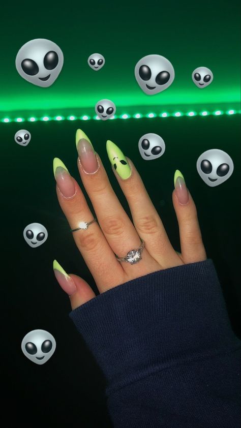 Moss Green Nails Acrylic, Alien Nails Design Short, Alien Theme Nails, Neon Festival Nails, Green Alien Nails, Alien Nails Design, Ufo Nails, Alien Nail Art, Green Halloween Nails