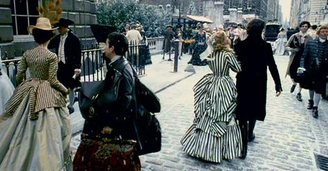 Tim Burton Sleepy Hollow, Movie Dresses, Sleepy Hollow 1999, Tim Burton Beetlejuice, Black And White Gown, The Legend Of Sleepy Hollow, Steampunk Couture, Movie Ideas, Legend Of Sleepy Hollow