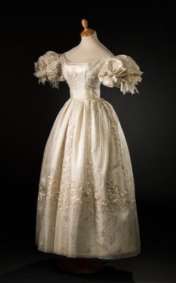 Ball gown of ivory organdie, satin, and chiffon. C. 1830. Via Pinterest. #fashionhistory #romantic #1830s #ballgown #prettydress #ivorydress #19thcentury #whitedress #researchingtheromance 1800s Wedding Dress, 1830s Dress, Victorian Era Dresses, Gaun Abad Pertengahan, 1830s Fashion, Edwardian Wedding, 1800s Fashion, Period Dress, Dress History