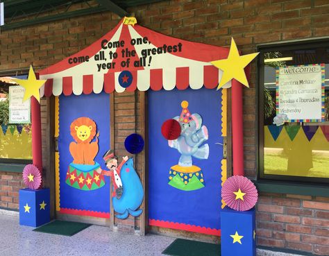 Circus Theme Hallway Decorations, Circus Theme Bulletin Boards, Circus Book Fair, Circus Classroom Door, Carnival Classroom, Circus Classroom, Circus 1st Birthdays, Craft Activities For Toddlers, Birthday Board Classroom