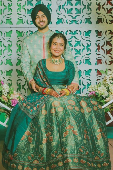 Neha Kakkar and Rohanpreet Singh Wedding Skirt Outfit, Anita Dongre Lehenga, Mehendi Dress, Lehenga Green, Mehendi Outfits, Party Wear Lehenga Choli, Neha Kakkar, Anita Dongre, Green Lehenga