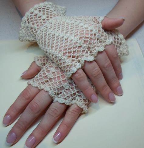 Vintage Crochet patternd - lace gloves - fingerless version Diy Crochet Gloves, Crochet Lace Gloves, Gloves Free Pattern, Victorian Gloves, Gloves Diy, Crochet Wrist Warmers, Lace Fingerless Gloves, Fingerless Gloves Crochet Pattern, Finger Crochet