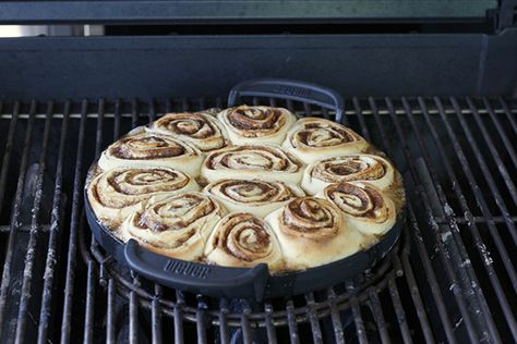 Yes, you can bake cinnamon rolls on the grill!!!  This recipe is inspired by our interactive dining series for brunch in the Weber Grill Academy. We wanted to have... Bbq Cinnamon Rolls, Grilled Cinnamon Rolls, Baking On The Grill, Webber Recipes Bbq, Weber Bbq Recipes, Weber Q Recipes, Webber Grill, Weber Grill Recipes, Bake Cinnamon Rolls