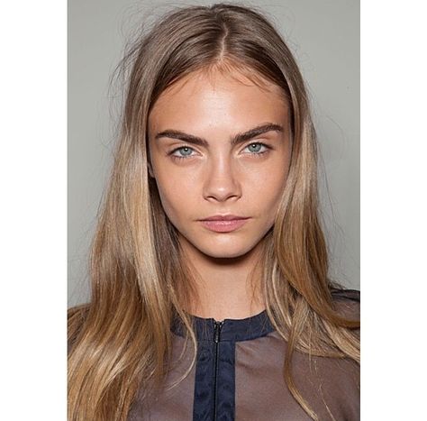 Cara Delevingne Blond Hair Dark Eyebrows, Cara Delevingne Eyebrows, Cara Delevingne Hair, Dark Blonde Hair Color, Dirty Blonde Hair, Dark Blonde Hair, Platinum Hair, Blonde Hair Looks, Trendy Hair Color