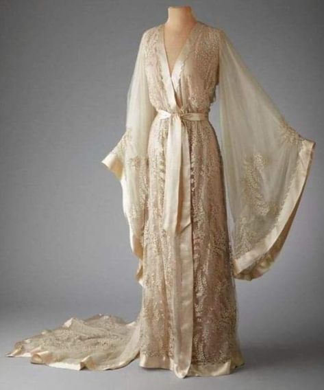 Istoria Modei, Mode Glamour, Mode Retro, 1910s Fashion, Lingerie Vintage, Vintage Nightgown, Antique Dress, Stil Inspiration, 1920s Fashion