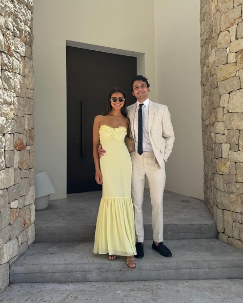 Wedding Guest Couple Outfit, Mermaid Yellow, Beach Wedding Guest Attire, Wedding Guests Photos, Outfit Couple, Beach Wedding Outfit, Beach Formal, Couples Pics, Beach Wedding Attire