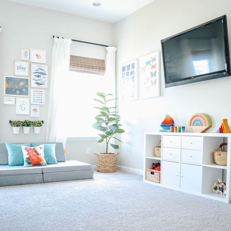 Kids Room Design Small Space, Paint Kids Room, Playroom Ideas Small Space, Kids Room Colors, Kids Playroom Ideas, Loft Playroom, Small Playroom, Living Room Playroom, Baby Playroom