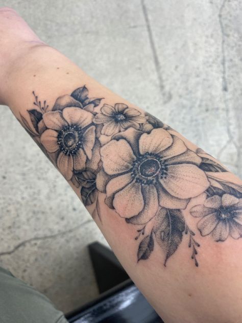 White Floral Tattoo, Poppy Tattoo Sleeve, Black Poppy Tattoo, Anemone Tattoo, Tattoo Background, Floral Tattoos, Poppies Tattoo, Beautiful Flower Tattoos, Tattoo Sleeves