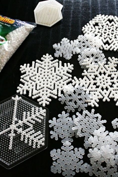 70 Weihnachtssterne basteln - tolle und fröhliche DIY Dekoartikel Perler Beads Ideas, Jul Diy, Fusion Beads, Beaded Snowflakes, Hama Bead, Beads Designs, Navidad Diy, Kids Ornaments, Perler Beads Designs